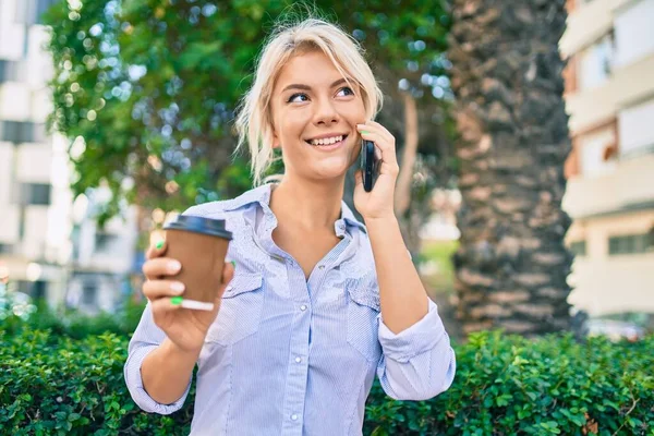 Jong Blond Vrouw Glimlachen Gelukkig Praten Smartphone Het Drinken Van — Stockfoto