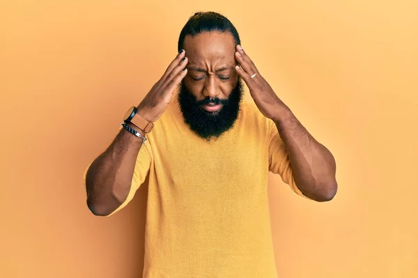 ストレスが原因で頭の痛みのために頭の上に手でカジュアルな服を着て若いアフリカ系アメリカ人男性 片頭痛 — ストック写真