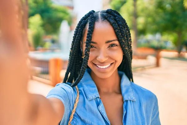 Mladý Afroameričan Žena Usměvavý Šťastný Dělat Selfie Podle Kamery Parku — Stock fotografie