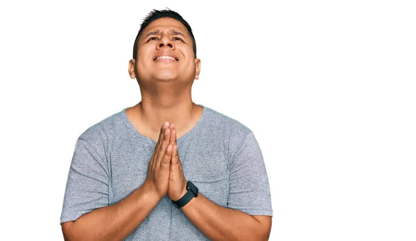 Молодий Латинський Чоловік Повсякденному Одязі Молиться Молиться Разом Надією Висловлюватися — стокове фото