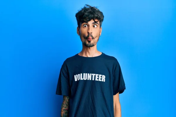 Junger Hispanischer Mann Freiwilligen Shirt Der Fischgesicht Mit Lippen Verrückte — Stockfoto