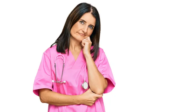 Medelålders Brunett Kvinna Bär Läkare Uniform Och Stetoskop Allvarligt Ansikte — Stockfoto