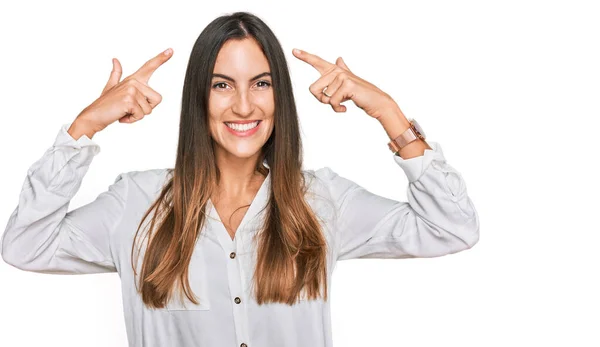 Jovem Mulher Bonita Vestindo Roupas Casuais Sorrindo Apontando Para Cabeça — Fotografia de Stock