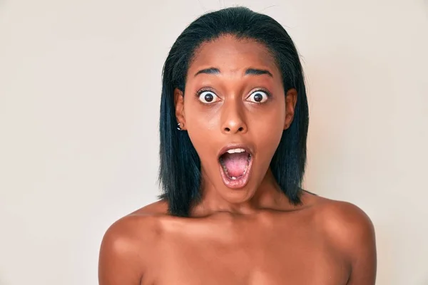 Joven Mujer Afroamericana Pie Topless Mostrando Piel Celebrando Loco Sorprendido —  Fotos de Stock
