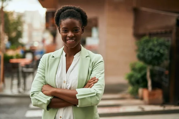 Ung Afrikansk Amerikansk Affärskvinna Med Korsade Armar Ler Glad Mot — Stockfoto