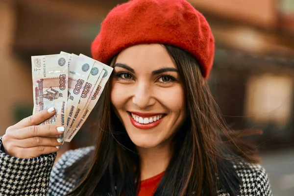 Joven Mujer Hispana Sonriendo Feliz Sosteniendo Billetes Rublo Rusos Ciudad — Foto de Stock