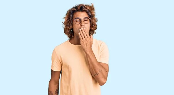 Günlük Kıyafetler Gözlük Takan Genç Spanyol Adam Ağzıyla Ağzını Kapatmaktan — Stok fotoğraf