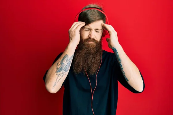 Homme Rousse Longue Barbe Écoutant Musique Aide Écouteurs Souffrant Maux — Photo