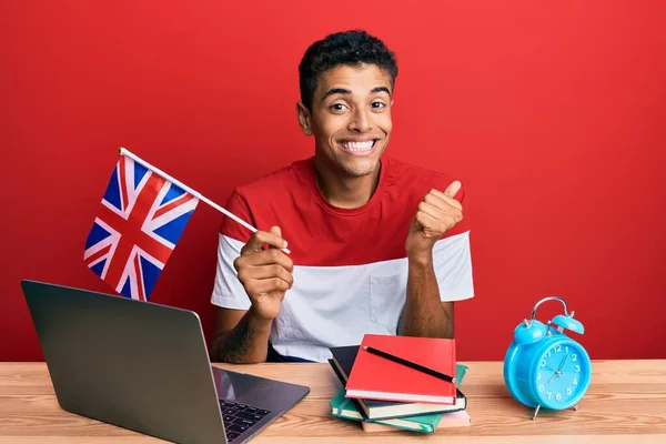 Jovem Afro Americano Bonito Estudante Intercâmbio Segurando Bandeira Reino Unido — Fotografia de Stock