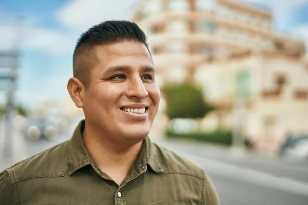 Joven Latino Sonriendo Feliz Pie Ciudad —  Fotos de Stock