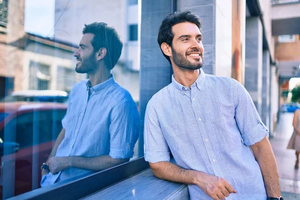 Молодий Іспаномовний Чоловік Посміхається Щасливим Нахилившись Стіну Місті — стокове фото