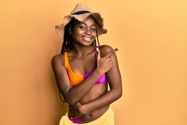 Ung Afrikansk Amerikansk Kvinna Klädd Bikini Och Sommarmössa Leende Glad — Stockfoto