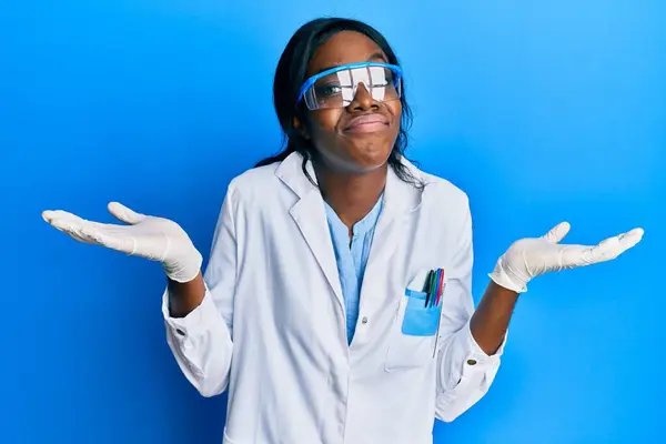Genç Afrikalı Amerikalı Kadın Bilim Adamı Üniforması Giyiyor Hiçbir Şeyden — Stok fotoğraf