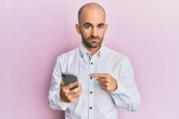 Νεαρός Ισπανόφωνος Άντρας Που Χρησιμοποιεί Smartphone Χαλαρό Σοβαρή Έκφραση Στο — Φωτογραφία Αρχείου