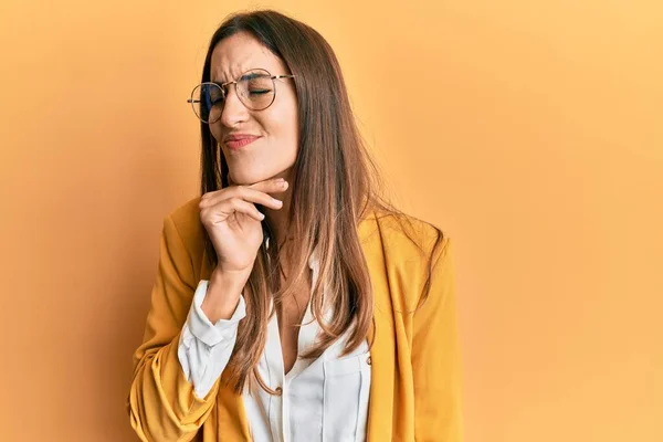 Ung Vacker Kvinna Bär Affärsstil Och Glasögon Vidrör Smärtsam Hals — Stockfoto