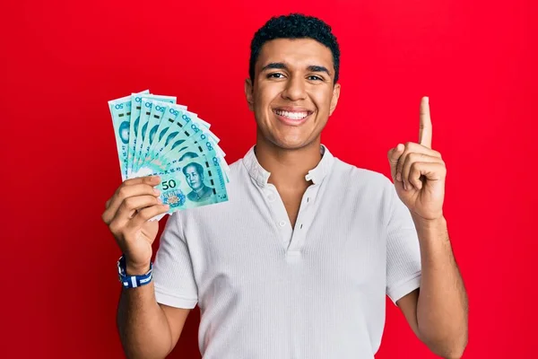 Joven Árabe Sosteniendo Billetes Chinos Yuan Sonriendo Con Una Idea —  Fotos de Stock