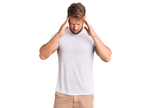 Młody Biały Mężczyzna Luźnej Białej Koszuli Ręką Głowie Ból Głowy — Zdjęcie stockowe