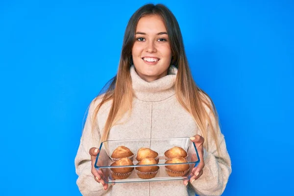 Hermosa Mujer Caucásica Sosteniendo Panecillos Caseros Sonriendo Con Una Sonrisa —  Fotos de Stock