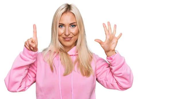 Ung Blond Kvinna Bär Casual Sweatshirt Visar Och Pekar Upp — Stockfoto