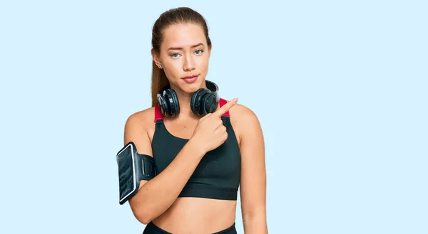 Mooie Blonde Vrouw Sportschool Kleding Met Behulp Van Een Koptelefoon — Stockfoto