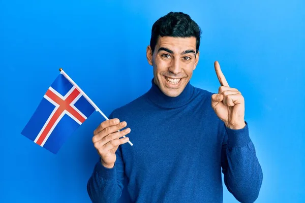 Hombre Hispano Guapo Sosteniendo Bandera Isla Sonriendo Con Una Idea —  Fotos de Stock