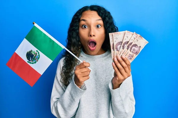 Joven Latina Sosteniendo Bandera Mexicana Billetes Mexicanos Asustada Conmocionada Con —  Fotos de Stock