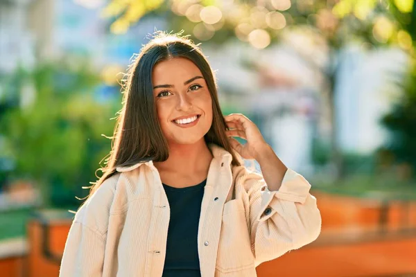 Mladý Hispánec Dívka Usměvavý Šťastný Stojící Parku — Stock fotografie