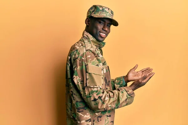 Fiatal Afro Amerikai Férfi Katonai Egyenruhában Nyitott Tenyérrel Mutogatva Másolótérre — Stock Fotó