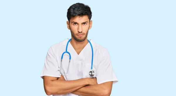Junger Gutaussehender Mann Arztuniform Und Stethoskop Skeptisch Und Nervös Ablehnender — Stockfoto