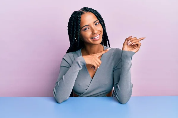 Hermosa Mujer Hispana Vestida Con Ropa Casual Sentada Mesa Sonriendo — Foto de Stock