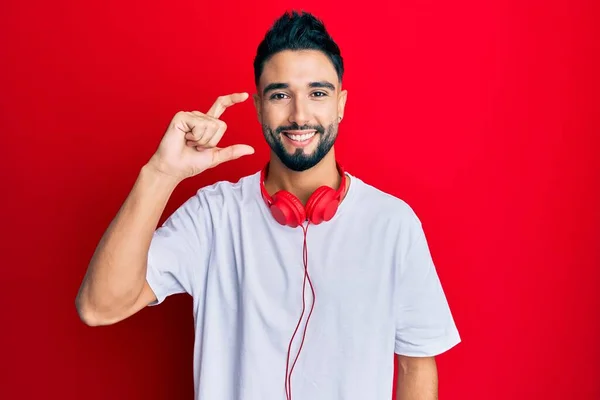 Jovem Com Barba Ouvindo Música Usando Fones Ouvido Sorrindo Gestos — Fotografia de Stock