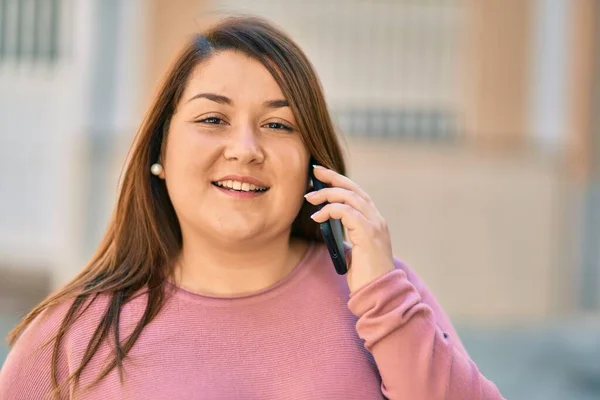 若いプラスサイズの女性は 市内のスマートフォンで幸せな話を笑って — ストック写真