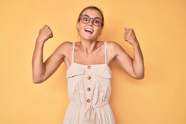 Hermosa Mujer Caucásica Con Vestido Verano Mostrando Los Músculos Los — Foto de Stock