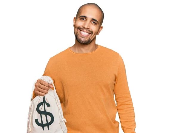 Hombre Adulto Hispano Sosteniendo Bolsa Dólares Luciendo Positivo Feliz Pie — Foto de Stock