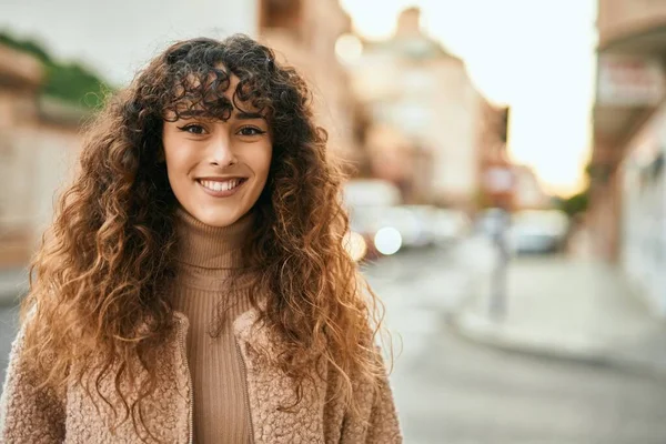 Joven Mujer Hispana Sonriendo Feliz Pie Ciudad — Foto de Stock