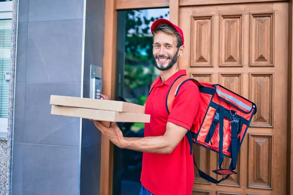 Beyaz Teslimatçı Kırmızı Üniforma Giyiyor Pizza Kutusunu Tutarken Mutlu Bir — Stok fotoğraf