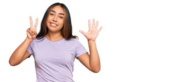 Junge Lateinamerikanische Frau Lässiger Kleidung Zeigt Mit Finger Nummer Sieben — Stockfoto