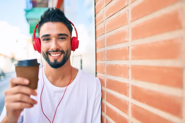 Νεαρός Άραβας Που Πίνει Παίρνει Τον Καφέ Και Χρησιμοποιεί Ακουστικά — Φωτογραφία Αρχείου