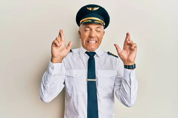 Stilig Medelålders Mogen Man Bär Flygplan Pilot Uniform Gestikulerande Finger — Stockfoto