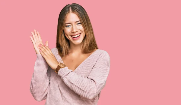 Schöne Blonde Frau Lässigem Rosa Winterpullover Klatscht Und Applaudiert Fröhlich — Stockfoto