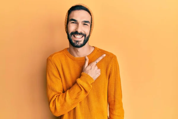 Junger Hispanischer Mann Lässiger Kleidung Lächelt Fröhlich Und Zeigt Mit — Stockfoto