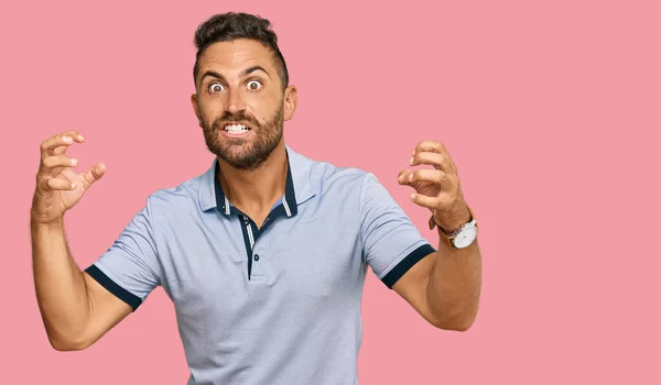 Bell Uomo Con Barba Che Indossa Vestiti Casual Urlando Frustrato — Foto Stock