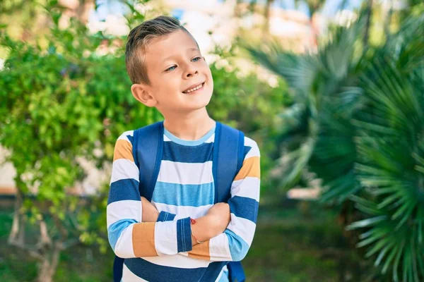 Dorable Caucasien Étudiant Garçon Sourire Heureux Debout Parc — Photo