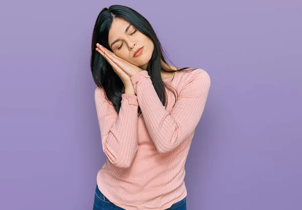 Mujer Hispana Joven Usando Ropa Casual Durmiendo Cansada Soñando Posando — Foto de Stock