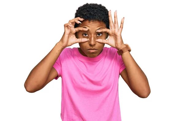 Young African American Woman Wearing Casual Clothes Trying Open Eyes — Stock Photo, Image