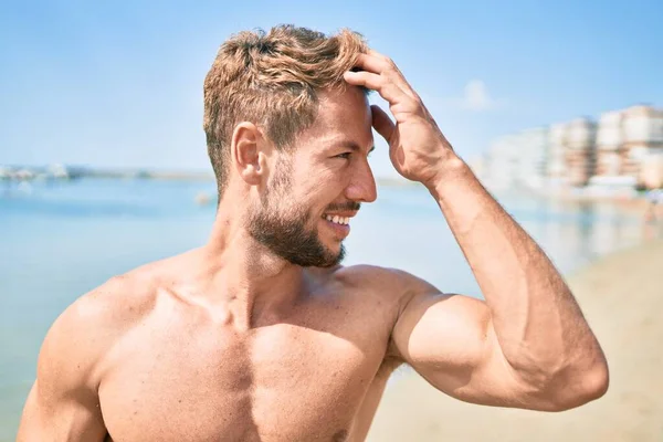 Przystojny Fitness Biały Mężczyzna Plaży Słoneczny Dzień — Zdjęcie stockowe