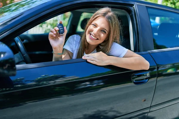 Νεαρή Όμορφη Ξανθιά Γυναίκα Χαμογελά Ευτυχισμένη Κάθεται Στο Αυτοκίνητο Και — Φωτογραφία Αρχείου