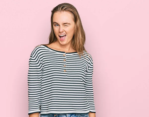 Mulher Loira Bonita Vestindo Roupas Casuais Piscando Olhando Para Câmera — Fotografia de Stock