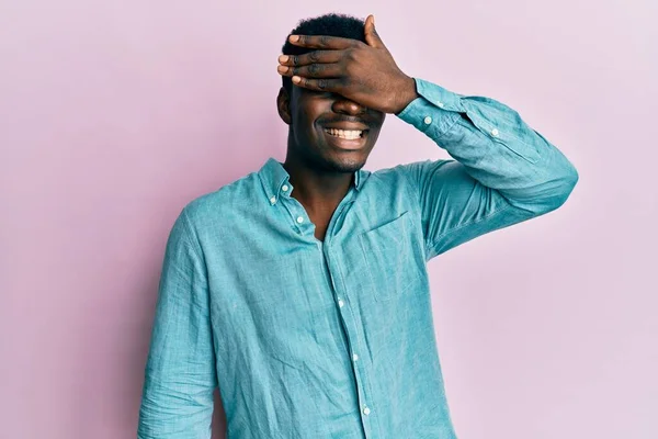Knappe Zwarte Man Die Casual Kleren Draagt Glimlachend Lachend Met — Stockfoto