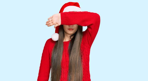 크리스마스 모자를 여자가 가리고 심각하고 표정을 있습니다 보지도 숨지도 배척하는 — 스톡 사진